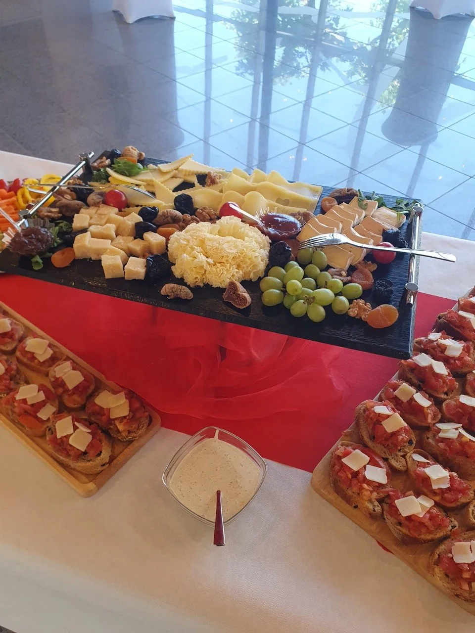 Italienische Antipasti-Platte mit Käse, Trauben und Bruschette von Vero Sapore