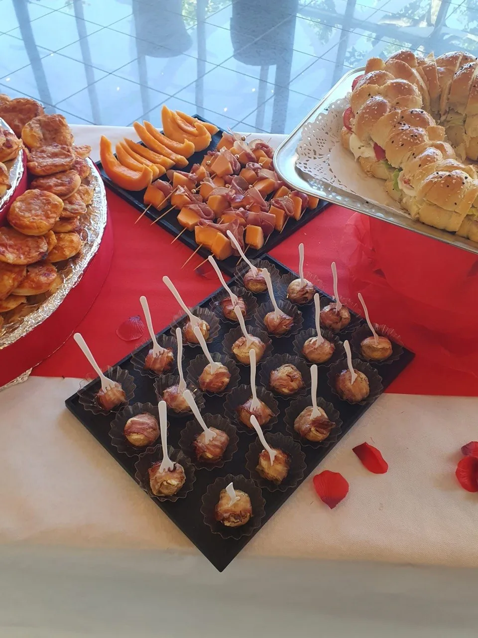 Herzhafte Fingerfood-Häppchen und italienisches Gebäck für einen Apéro
