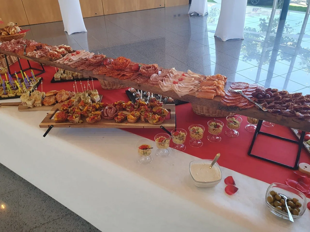 Italienischer Catering-Tisch von Vero Sapore mit Antipasti, Spezialitäten und Häppchen